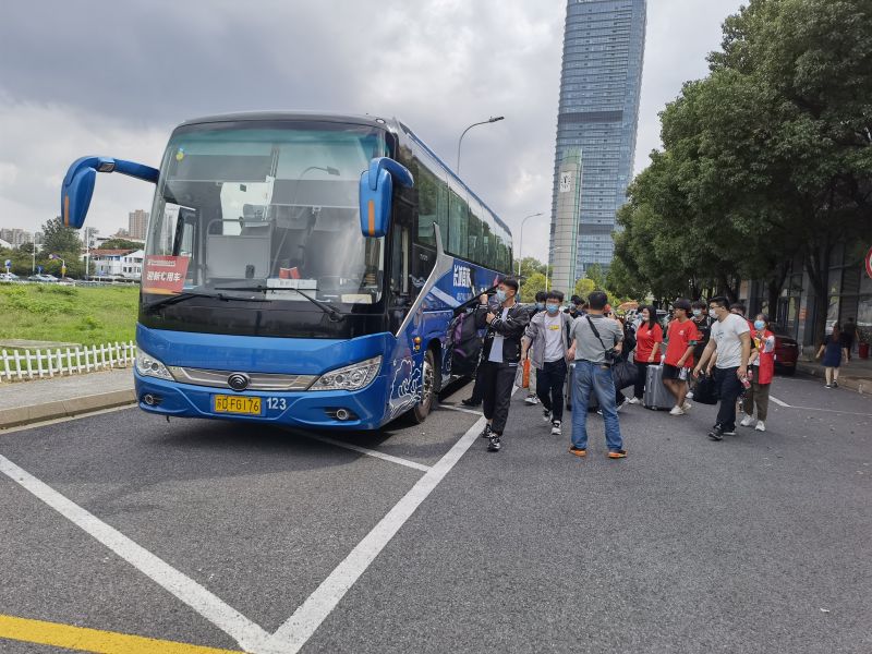 商务车公司助力各大院校开学